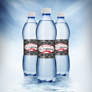 Puede incluir: Tres botellas de agua de plástico transparente con etiquetas de patrones negros y blancos. La etiqueta de la botella del centro dice "Happy Retirement Virginia 2/2016".
