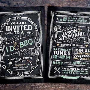 Puede incluir: Una invitación estilo pizarra a un shower de boda I Do BBQ mixto en honor a Jason & Stephanie. La invitación incluye la fecha, la hora, la ubicación y la información de RSVP. La invitación está decorada con un fondo estilo pizarra y letras blancas de tipo tiza.