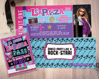 Peut inclure: Une invitation à une fête d'anniversaire rose et bleue avec un fond scintillant. L'invitation représente une fille avec une guitare et le texte "Lea's 7th Annual Dance & Music Festival". L'invitation comprend également un laissez-passer VIP avec le texte "All Access Lea's 7th Birthday Festival VIP Guest".