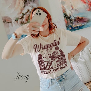 Wranglin&#39; Feral Children tee-Shirt, Vintage Retro Dessert 90s Western Tshirt, Wrangling Feral Kids Tee, Mom Gift, Cowgirl, Women Gift Tee