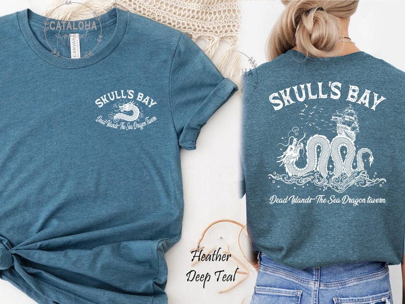 May include: Teal t-shirt with "SKULL'S BAY" text and a dragon graphic. The front of the shirt has the text "SKULL'S BAY" and "Dead Islands The Sea Dragon tavern". The back of the shirt has a dragon and ship graphic.