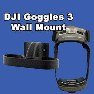 Puede incluir: Un soporte de pared negro para DJI Goggles 3. El soporte tiene un gancho para sujetar las gafas y una base que se fija a la pared.