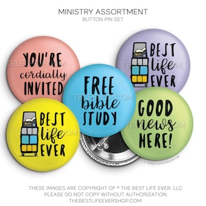 Peut inclure: Cinq badges bouton colorés avec des messages différents. Les badges sont ronds et ont un dos argenté. Les messages sur les badges sont : "Vous êtes cordialement invité", "Étude biblique gratuite", "La meilleure vie de tous les temps", "La meilleure vie de tous les temps", et "Bonne nouvelle ici !"