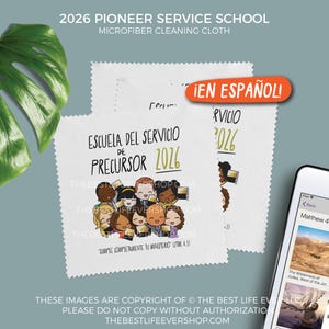 Puede incluir: Paño de limpieza de microfibra blanco con el texto "2026 PIONEER SERVICE SCHOOL" y "ESCUELA DEL SERVICIO DE PRECURSOR 2026". El paño presenta una ilustración de dibujos animados de personas diversas. Incluye el texto "¡EN ESPAÑOL!"