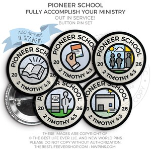 Może przedstawiać: Zestaw przypinek Pioneer School. Każda przypinka ma okrągły kształt z napisami "Pioneer School" i "2 Timothy 4:3". Przypinki zawierają różne ilustracje, w tym otwartą książkę, ludzi i budynek. Widoczny jest również tekst "Out in Service!".