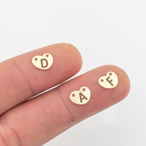 Conectores de letras em forma de coração - Conectores de alfabeto com preenchimento de ouro 14k para pulseira - Suprimentos de joias permanentes no atacado - 7 x 9 mm