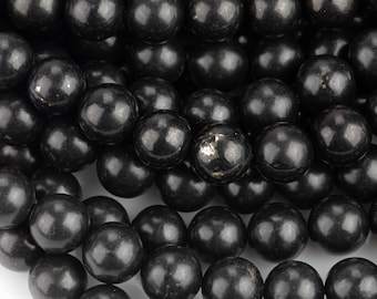 Op de afbeelding: Een streng zwarte obsidianen kralen, elke kraal is rond en glad. De kralen zijn aan elkaar geregen op een doorzichtige draad.