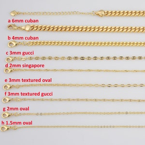 Op de afbeelding: Acht verschillende gouden kettingen in verschillende breedtes en stijlen, gelabeld met hun maat en type. De kettingen zijn verticaal van boven naar beneden gerangschikt, met de grootste ketting bovenaan en de kleinste ketting onderaan. De kettingen zijn allemaal van goud gemaakt en hebben een glanzende afwerking.