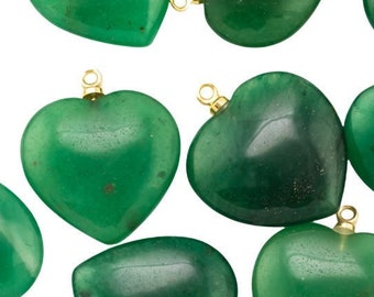 Può includere: Una collezione di dieci ciondoli a forma di cuore verde con anelli a salto dorati. I ciondoli sono realizzati in pietra lucida e hanno una finitura liscia e lucida.