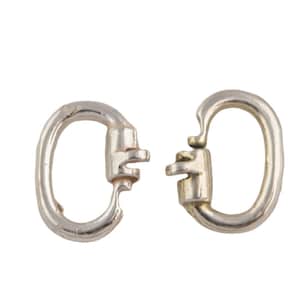 Puede incluir: Dos cierres de metal plateado, cada uno con una forma ovalada redondeada y un pequeño mecanismo de cierre intrincado.