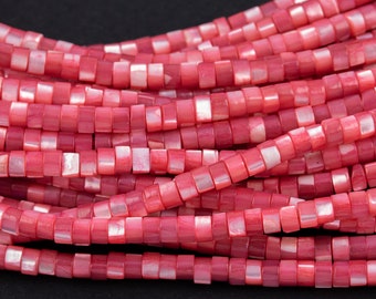 Puede incluir: Una hebra de cuentas cuadradas de concha rosa y blanca. Las cuentas miden aproximadamente 6 mm y tienen un acabado liso y pulido.