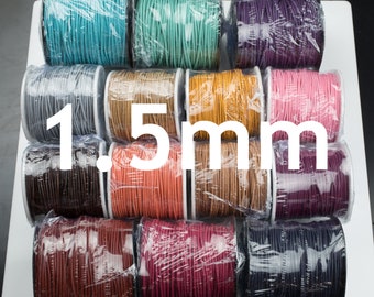 Puede incluir: Surtido de carretes de cordón de cuero de 1,5 mm en varios colores. Incluyen turquesa, gris, dorado, rosa, marrón, naranja, burdeos y morado. Cada carrete está envuelto en plástico transparente. Los cordones están apilados.