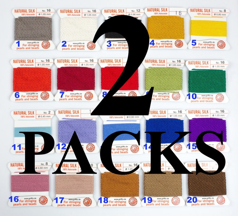 Pu&ograve; includere: Due confezioni di bobine di filo di seta naturale in vari colori. Ogni bobina &egrave; etichettata con il numero, la dimensione e il materiale. Le bobine sono disposte in file di cinque. Il testo "2 PACKS" &egrave; sovrapposto all'immagine.