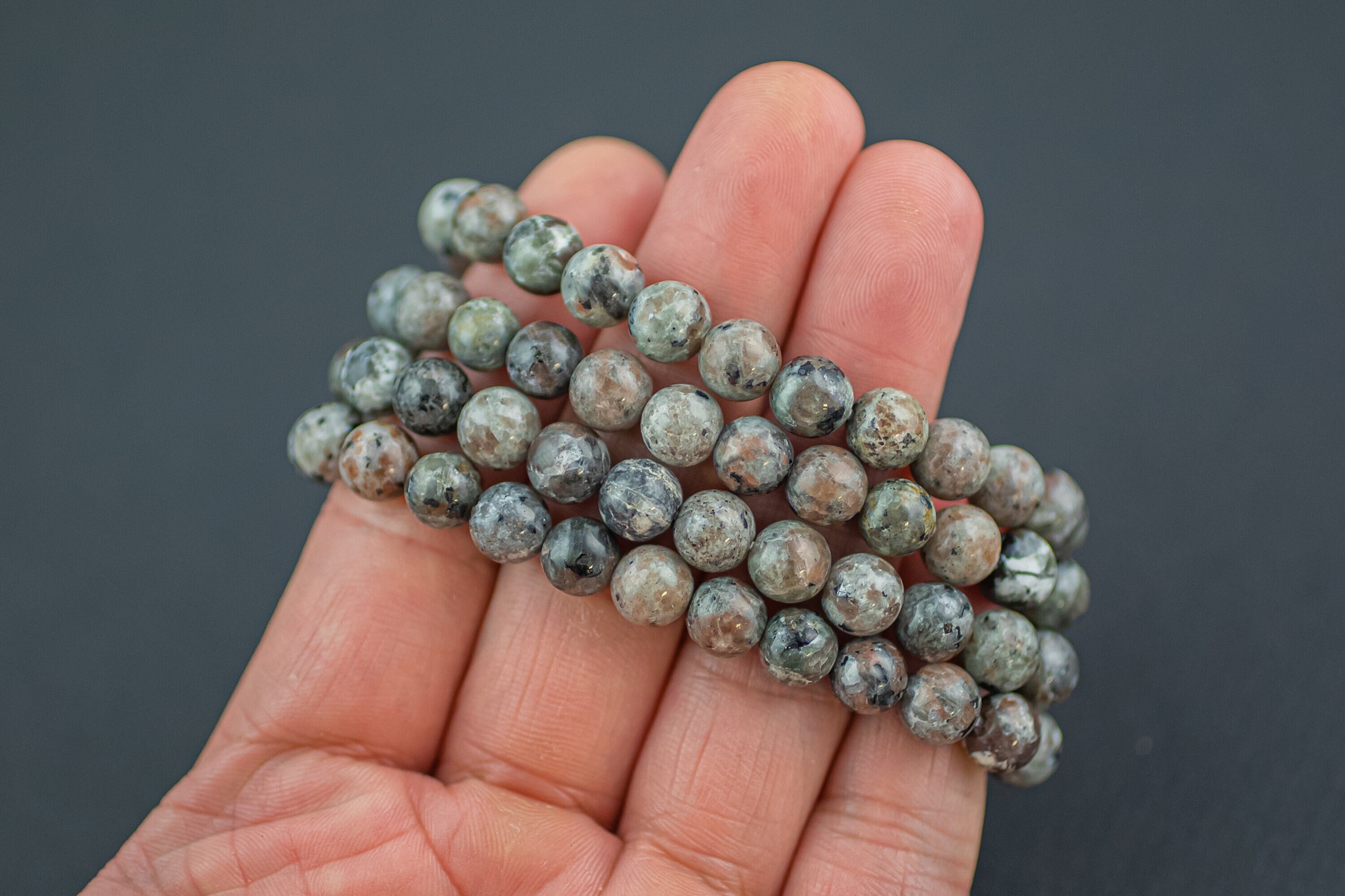 Pulseira de yooperlita natural redonda, tamanho 6 mm e 8 mm, feita à mão nos EUA, pulseiras de cristal com pedras preciosas naturais, joias artesanais, aprox. 7"