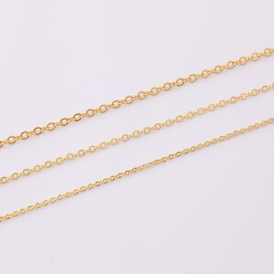 以下が含まれることがあります： 同じ種類のチェーンリンクで作られた、長さの異なる3本のゴールドチェーン