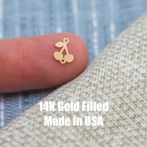 Conector o dije permanente de cereza para joyería - Detalles intrincados de cerezas - Chapado en oro de 14 quilates o plata de ley - Hecho en EE. UU. - Personalizado