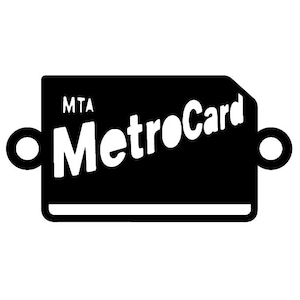 Puede incluir: Una etiqueta rectangular negra con esquinas redondeadas y un orificio circular a cada lado. El texto MTA MetroCard está impreso en blanco en el centro. Una fina línea horizontal blanca se sitúa cerca del borde inferior de la forma negra.
