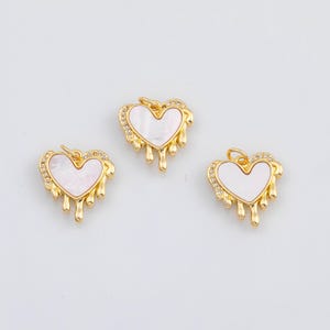 Puede incluir: Un juego de tres tazas de cerámica con acabado mate moteado. Las tazas son de color crema, gris claro y gris oscuro. Cada taza tiene un diseño simple y minimalista.