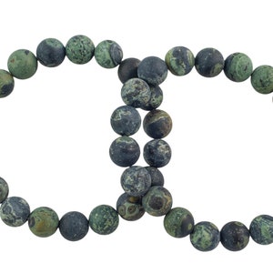 Puede incluir: Dos pulseras de piedras preciosas verdes y negras con cuentas redondas, unidas.