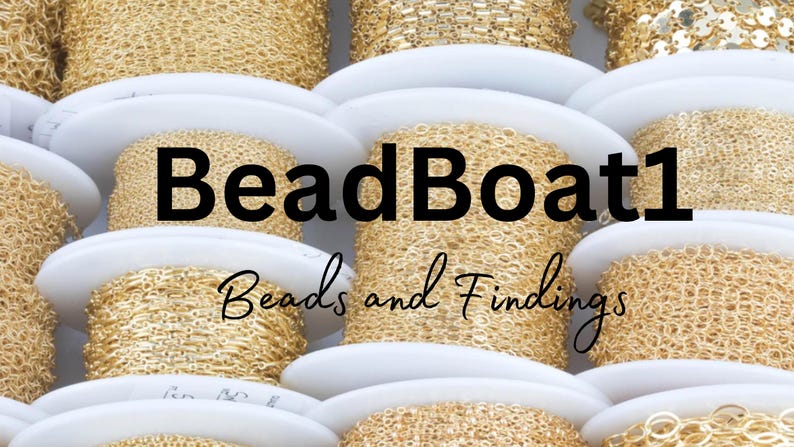 K&ouml;nnte beinhalten: Nahaufnahme von Spulen mit goldener Kette, die in einem Stapel angeordnet sind. Die Spulen sind mit "BeadBoat1 Beads and Findings" beschriftet.
