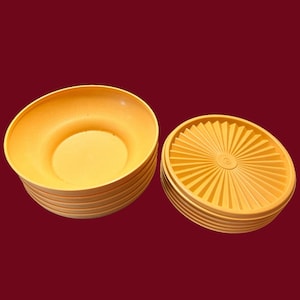 Zestaw 5 zabytkowych pojemników Tupperware w kształcie misek retro, które można układać w stosy