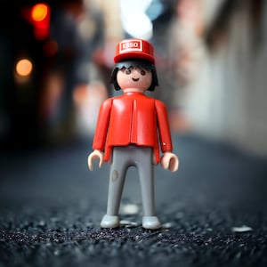 Vintage Playmobil 1974 Figur - Seltene Vintage Playmobil Figur Mann mit rotem und grauem Esso Outfit - Selten