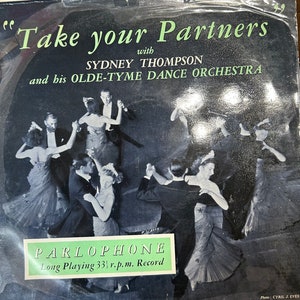 Peut inclure: Une photo en noir et blanc d'un orchestre de danse avec le texte "Take your Partners with SYDNEY THOMPSON and his OLDE-TYME DANCE ORCHESTRA PARLOPHONE Long Playing 33 1/3 r.p.m. Record" sur le devant.