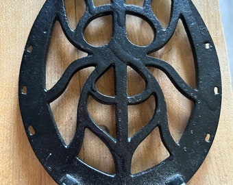 Dessous de plat ancien en fer forgé à la main avec manche en bois