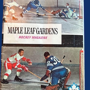 Könnte beinhalten: Vintage Hockey-Magazin-Cover mit Actionaufnahmen von Spielern in blauen, weißen und roten Uniformen. Der Magazintitel lautet "Maple Leaf Gardens Hockey Magazine". Das Cover enthält auch ein Preisschild.
