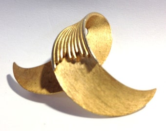 Vintage Trifari Pin, Golden Brooch, Wave Design, Shawl Pin, Sweater Clip, Gold Jewelry, Statement Jewelry, Costume Jewelry, Something Old