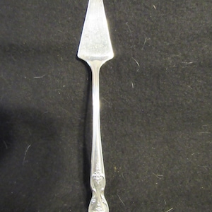 Solid Petite Server, Inspiration Magnolia, Silverplate1951, Wm Rogers MFG Co by International Silver,Silverware, Flatware.   (3894)