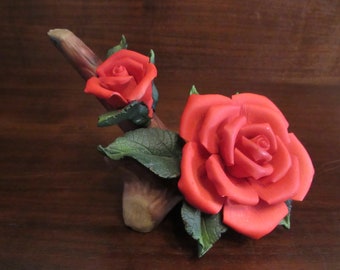 Rose rouge de Capodimonte, rose porcelaine, porcelaine de Capodimonte, fabriquée à Taïwan. (3687)