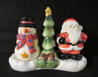 Santa Claus and Snowman Salt and Pepper Shakers  with Holder Tray, Holiday Decor, Christmas Decoration. (2285)