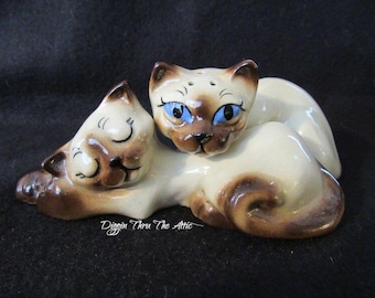 1940's Ceramic Arts Studio, Siamese Snuggling Cat Salt and Pepper Shakers. Thai and Thai-Thai, Made in Madison WI.      (3428)