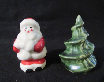 Santa and Christmas Tree Salt and Pepper Shaker, Christmas Decor, Christmas Table. (2294)