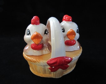 Chicks in a Basket Salt and Pepper Shakers, Chick Salt and Pepper, Vintage Salt and Pepper Shakers, Made in Japan.   (1760)