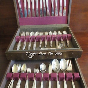 Flowertime SIlverplate 1963, Wm Rogers by Oneida Silver, Silverware, Flatware, Service for 12, 105 Pieces.    (3580)