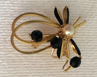 Vintage Austria Esmalte Estilizado Flor Spray Broche Pin Aurora Borealis Gold Tone Pearl Black Rhinestone