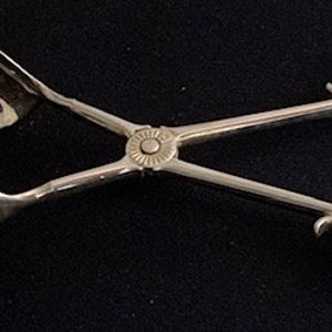 Puede incluir: Tenedores de ensalada de plata con un acabado martillado en el extremo de servicio y un detalle decorativo en el mango.