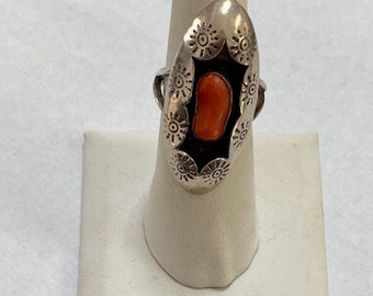 Hermosa plata de ley larga vintage con anillo de caja de sombra de coral natural
