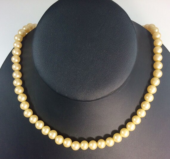 Vintage Single Strand Faux Pearls 16" Necklace Ja… - image 1