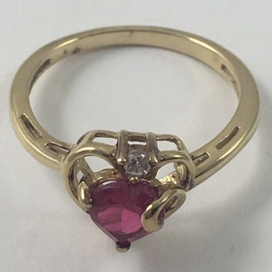 Rosso Rubino Grado CZ Circondato da un cuore mozzafiato in argento sterling Anello dorato