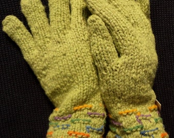 Warm, comfortable, sheep wool blended with alpaca wool, hand woven gloves, green color, andean, winter