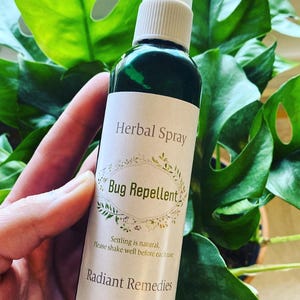 Spray repelente de insetos à base de ervas