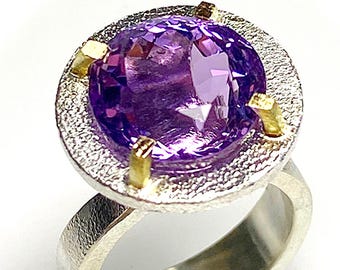 A beautiful and elegant ring that combines the natural beauty of amethyst with the exquisite craftsmanship of sterling silver and 18K gold.