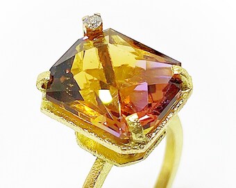 Magnífico anillo en Oro de 18K con preciosa Ametrina (Púrpura/Amarillo) natural de altísima calidad en talla octogonal.