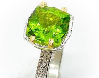 Magnífico anillo con precioso Peridoto natural del Pakistan de gran calidad en talla octogonal con garras en Oro de 18K. Anillo.