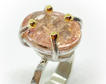 Magnífico anillo con magnífica y gran Morganita natural ovalada de gran calidad. Plata de ley con garras adornadas en Oro de 18K. Anillo.