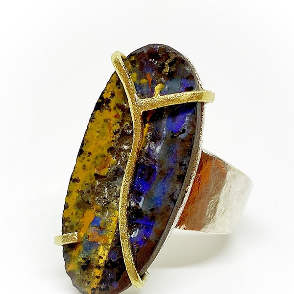 Wonderful high quality sterling silver and 18K Gold ring with an extraordinary and big natural oval Boulder Opal (30 mm x 13 mm). Ring.