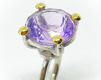 Precioso y gran anillo con preciosa Amatista Lavanda natural de gran calidad en talla redonda de 12.64 quilates con garras en Oro de 18K.